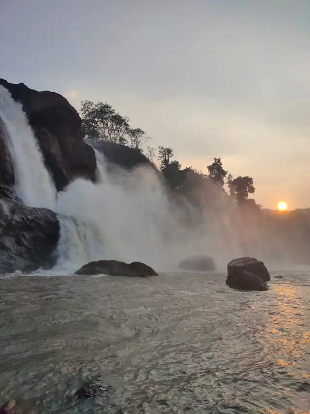 Erkunden Sie die wichtigsten Sehenswürdigkeiten von Kochi, darunter die Athirapally Wasserfälle, den Mattancherry Palast, Fort Kochi, die St. Francis Kirche, die Jüdische Synagoge und die ikonischen chinesischen Fischernetze, gefolgt von einem malerischen Spaziergang entlang der Marine Drive.